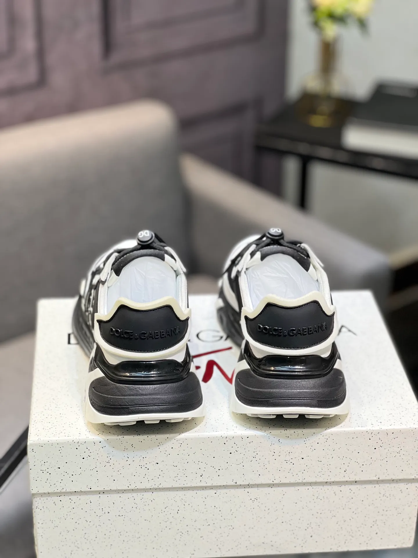 Men's shoes 💰580 Dolce&Gabbana D&G's latest casual sneakers. Original purchase, development and production. DG's latest explosion. The tongue has the brand's iconic details. It is fashionable and versatile and can add luster to various looks. Create an exquisite design with unique dynamic vitality and modern atmosphere, showing modern and elegant style. Exquisite packaging at the delivery counter🛍📦 ▪️Fabric: Original customized cowhide, lining: Original customized breathable lining, Size: Men's 38-44 (45 46 customized)